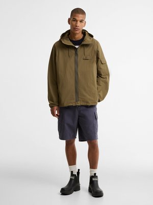 Wasserabweisende Kapuzenjacke mit Label-Aufnäher