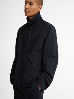 Leichte Hemdjacke mit knöpfbarem Stehkragen