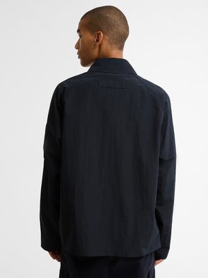 Leichte Hemdjacke mit knöpfbarem Stehkragen