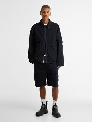 Leichte Hemdjacke mit knöpfbarem Stehkragen