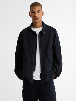 Leichte Hemdjacke mit knöpfbarem Stehkragen
