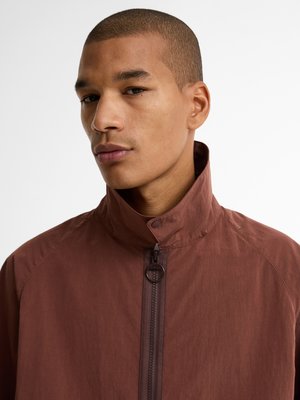 Leichte Hemdjacke mit knöpfbarem Stehkragen
