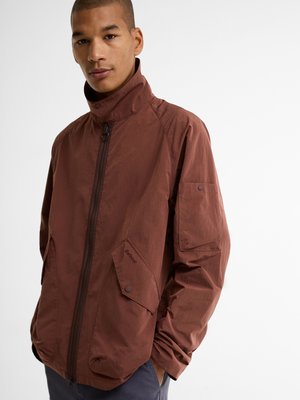 Leichte Hemdjacke mit knöpfbarem Stehkragen