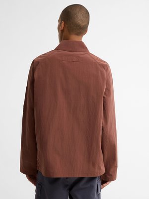 Leichte Hemdjacke mit knöpfbarem Stehkragen