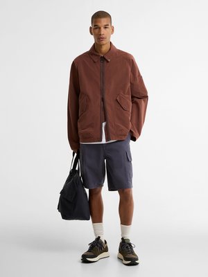 Leichte Hemdjacke mit knöpfbarem Stehkragen