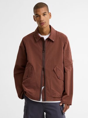 Leichte Hemdjacke mit knöpfbarem Stehkragen