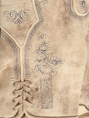 Trachtenlederhose aus Ziegenveloursleder mit tonalen Stickereien