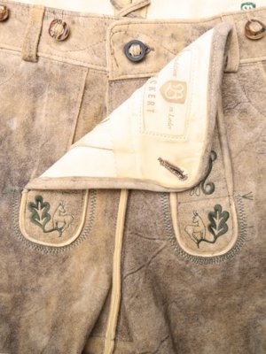 Traditionelle Ziegenlederhose mit Stickerei