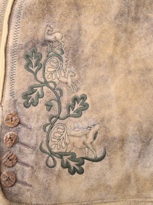 Traditionelle Ziegenlederhose mit Stickerei