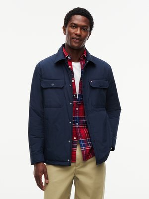 Wattiertes Overshirt aus recyceltem Material mit Logo-Stickerei