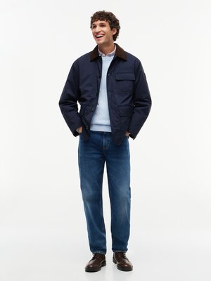 Leicht wattierte Barn Jacke mit Cordkragen