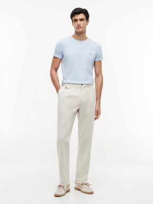Stretch-T-Shirt mit kleiner Logo-Stickerei, Slim Fit