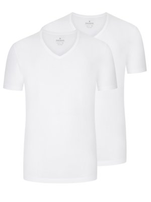 Zwei weiße Herren-T-Shirts mit kurzen Ärmeln und V-Ausschnitt. Das linke T-Shirt steht im Vordergrund und hat einen tieferen V-Ausschnitt. Beide Shirts sind eng anliegend.