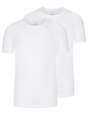 Zwei weiße T-Shirts mit Rundhalsausschnitt überlappend. Das vordere T-Shirt ist teilweise verdeckt und das hintere ist leicht versetzt. Auf dem Kragen ist jeweils ein kleines Logo erkennbar.