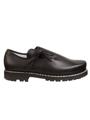 Ein schwarzer Lederschuh von der Seite. Der Schuh hat eine Schnürung, eine grobe Sohle mit weißer Naht und eine gezackte Oberkante am Knöchel. Der Hintergrund ist weiß.
