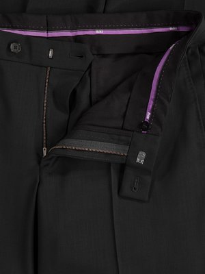 Nahaufnahme einer geöffneten, schwarzen Hose mit Reißverschluss und Knopfverschluss. Innenfutter schwarz. Ein lila Band verläuft am Hosenbund. Knöpfe und Reißverschluss sind aus Metall.
