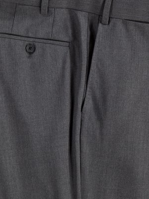 Nahaufnahme einer grauen Hose. Die Hose zeigt eine Knopfleistentasche und einen Schlitz für eine Gesäßtasche. Der Stoff hat eine feine Textur, und die Hose hat einen klassischen Schnitt.