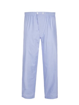 Hellblaue, gerade geschnittene Schlafhose auf weißem Hintergrund. Die Hose hat einen Gummibund und zwei Knöpfe vorne zum Verschließen. Die Hose ist aus leichtem Stoff.