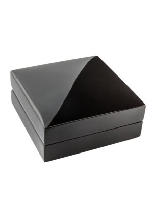 Eine quadratische, glänzend schwarze Schachtel, zweigeteilt, mit glatter Oberfläche. Die obere Hälfte ist leicht geöffnet. Der Deckel reflektiert das Licht, und bildet eine Spiegelung. Die Box ist auf weißem Hintergrund.