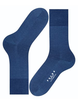 Zwei blaue Socken, auf weißem Hintergrund dargestellt. Beide Socken sind aus einem blauen Stoff gefertigt, die Kragen sind aus geripptem Material. Auf einer Socke ist der Schriftzug "FALKE AIRPORT" in weißer Schrift zu sehen.