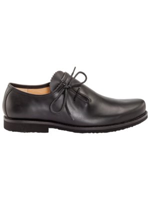 Ein schwarzer Lederschuh im Halbschnitt. Der Schuh hat Schnürsenkel, eine runde Schuhspitze und eine Zierkante an der Oberseite. Die Sohle ist flach und dunkel. Der Hintergrund ist weiß.