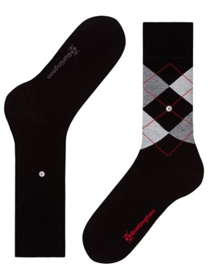 Zwei schwarze Socken mit jeweils einem weißen Knopf. Eine Socke ist einfarbig, die andere hat ein Rautenmuster in Grau und Schwarz mit roten Linien. Auf beiden Socken ist ein Logo zu sehen.