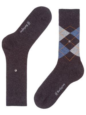 Zwei graubraune Socken auf weißem Hintergrund. Eine Socke ist einfarbig, die andere zeigt ein Rautenmuster in Blau, Grau und Orange. Beide Socken haben ein Markenlogo und einen Knopf.