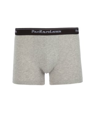 Graue Herren-Boxershorts mit schwarzem Bund. Auf dem Bund ist in weißen Buchstaben "POLO RALPH LAUREN" geschrieben. Die Boxershorts sind aus einem hellgrauen Stoff.
