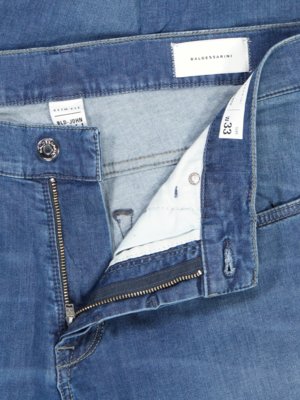 Jeans-John,-dezente-Waschung,-Slim-Fit