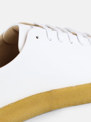 Unifarbene Sneakers aus Glattleder mit markanter Sohle