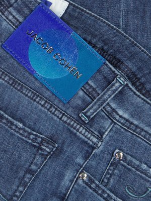 Softe-Jeans-mit-Stretchanteil-und-Grafik-Labelpatch,-Slim-Fit