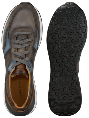 Low-Top-Sneaker-aus-Wildleder-mit-Overlays-in-Kontrastfarbe