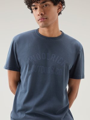 T-Shirt-aus-Baumwolle-mit-schattiertem-Label-Print
