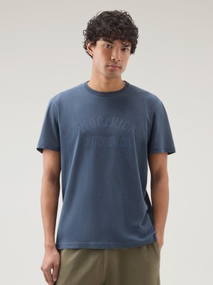 T-Shirt-aus-Baumwolle-mit-schattiertem-Label-Print