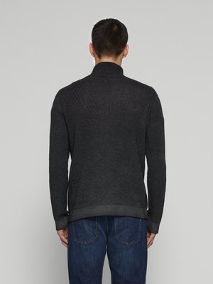 Wollpullover-im-Rippstrick-mit-Turtleneck