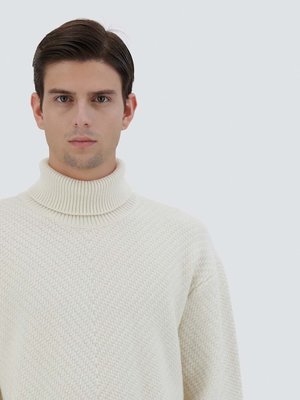 Softer Rollkragenpullover in Strukturstrick